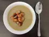 Schnelle Erbsencremesuppe mit Croutons
