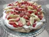 Baiser Torte Pavlova mit Erdbeeren und Bananen