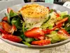 Salat mit gebackenem Ziegenkäse und marinierten Erdbeeren