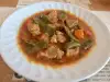 Eintopf mit frischen, grünen Bohnen und Schweinefleisch