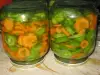 Eingelegte grüne Tomaten und Karotten