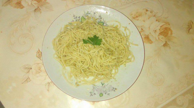 Spaghetti mit Pesto und Parmesan