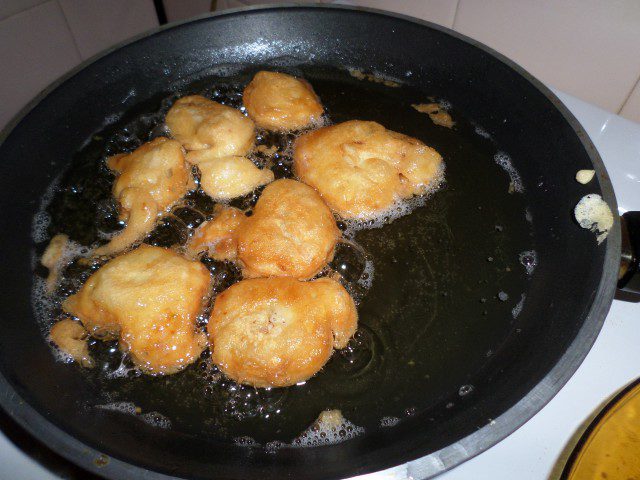 Chicken Nuggets mit fluffiger Zitronenpanade und Joghurt-Knoblauch-Soße