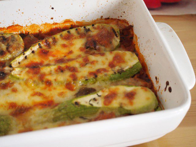 Gebackene Zucchini mit Bolognese und Mozzarella