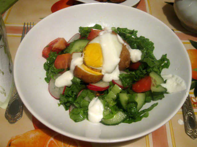 Panierte Eier auf Salat mit Knoblauchsoße