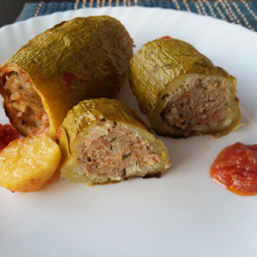 Gefüllte Zucchini mit Hackfleisch und Tomaten