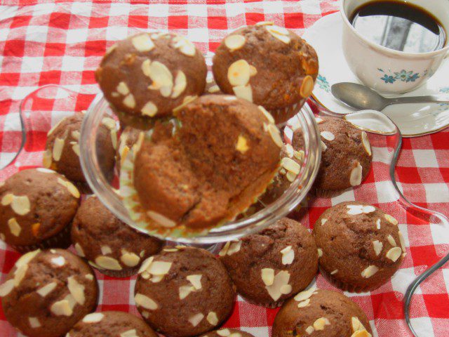 Kakao Muffins mit weißer Schokolade und Mandeln