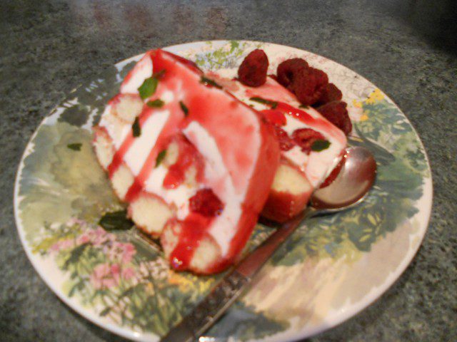 Terrine mit Biscotti und Himbeeren