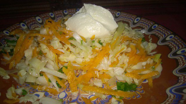 Salat aus Weißkohl, Karotten und Mayonnaise