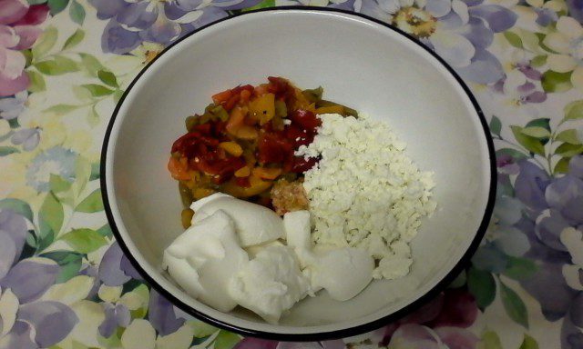 Salat mit Weißkäse, gerösteten Paprika und Joghurt