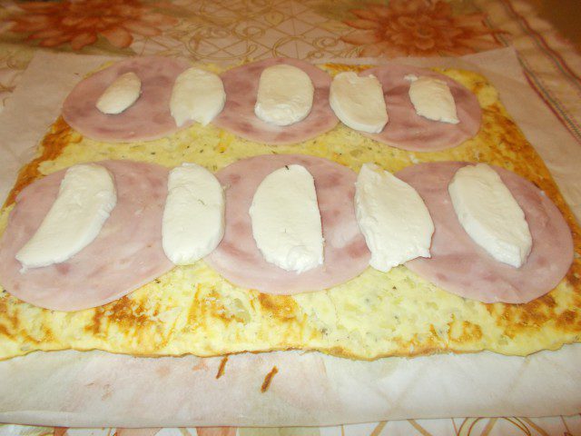 Kartoffelrolle mit Mozzarella und Schinken