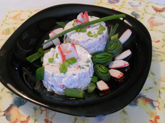 Salat mit Krabbenröllchen