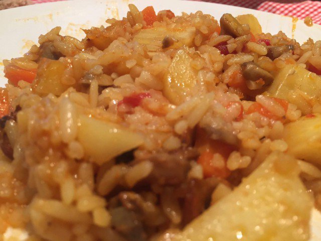 Reis mit Kartoffeln und Tomaten im Ofen