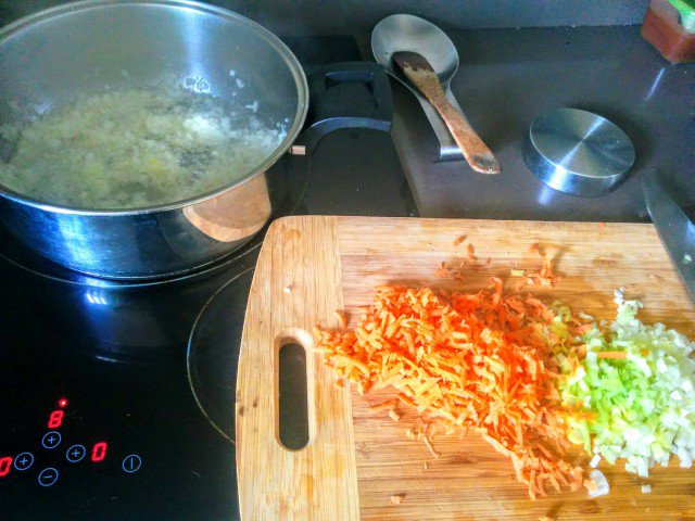 Frischer Kohl mit Lauch und Putenkeulen