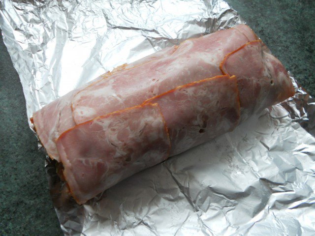 Fleischrolle mit Füllung und Bacon überbacken