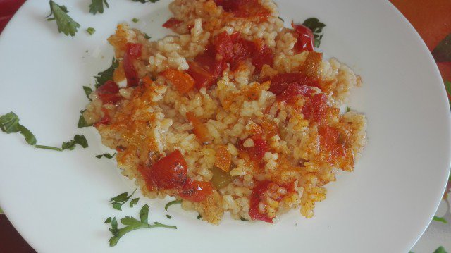 Reis mit Lauch und Tomaten im Ofen