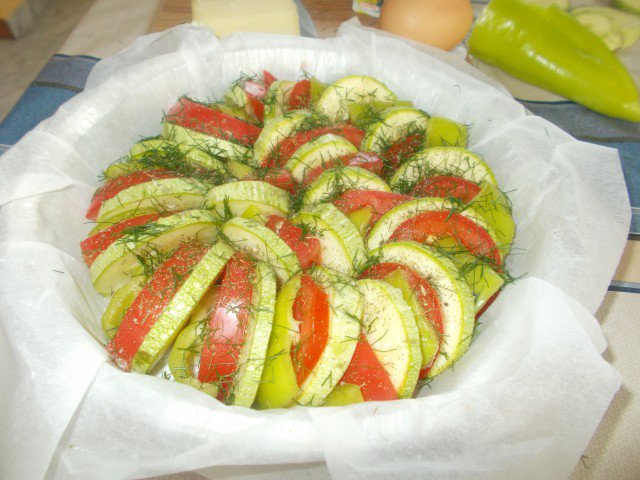 Gebratene Zucchini mit Gemüse auf rustikale Art