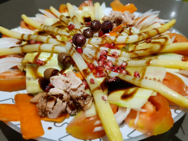 Saftiger Salat Fächer mit Granatapfel und weißem Spargel
