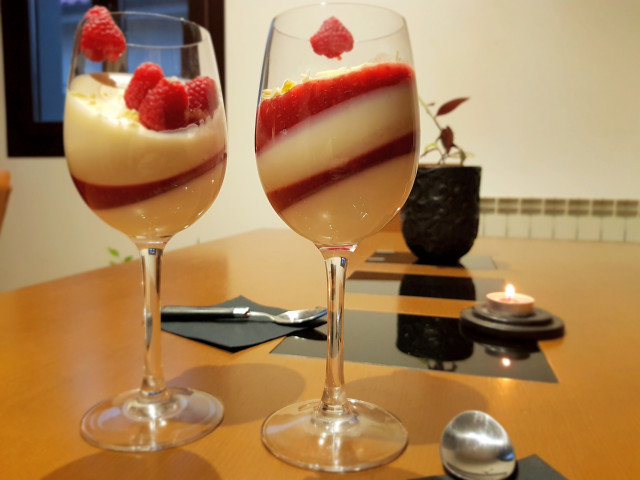 Romantisches Dessert mit Himbeeren und Mascarpone