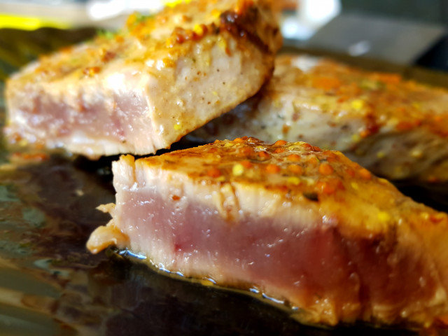 Thunfischfilet in Vinaigrette aus Honig und Senf