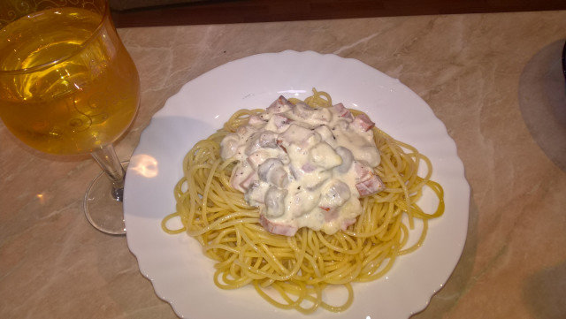Spaghetti mit Speck, Champignons und Sahnesoße