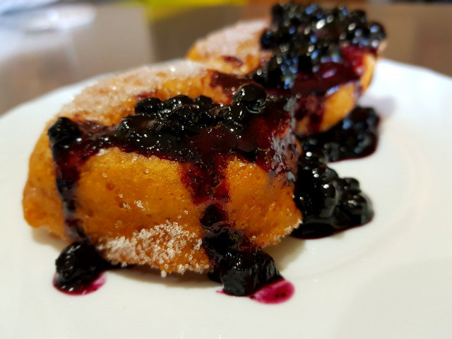 Buñuelos mit Quark und Heidelbeeren