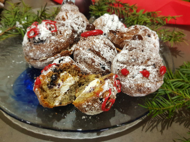 Heidelbeer Cupcakes - Weihnachtsspielzeuge mit Füllung