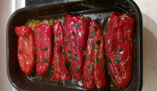 Getrocknete, rote Paprika gefüllt mit Reis und Zwiebeln