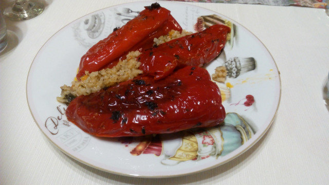 Getrocknete, rote Paprika gefüllt mit Reis und Zwiebeln