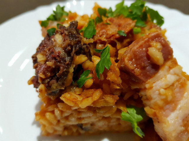 Reis mit Sauerkraut, geräuchertem Speck und Würstchen