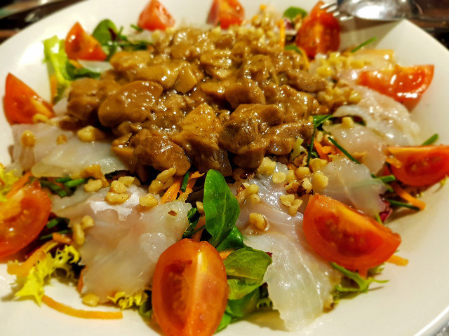 Warmer Salat mit Pilzen und geräuchertem Kabeljau