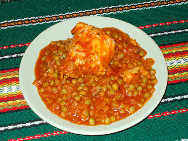 Kaninchen mit Erbsen und Tomaten