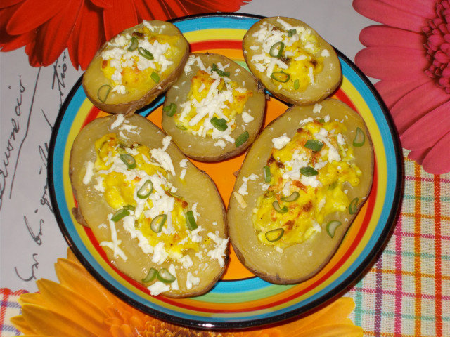 Gefüllte Kartoffeln mit Eier, Weißkäse und Zwiebeln