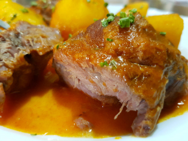 Schweinebäckchen mit Kartoffeln und Bier