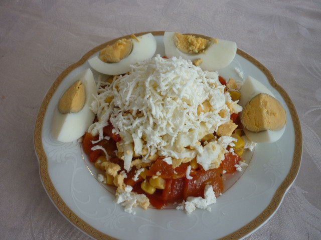 Salat mit gerösteten Spitzpaprika und Mais