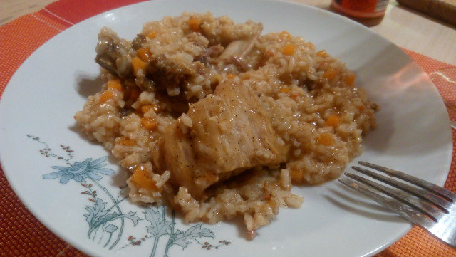 Eintopf mit Reis und Schweinefleisch