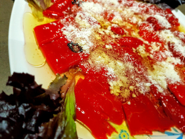 Salat mit gerösteten Paprika und Parmesan