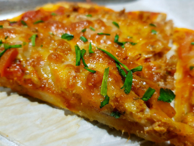 Pizza mit Thunfisch, Parmesan und Tomaten