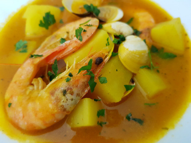 Mediterrane Suppe mit Muscheln und Garnelen