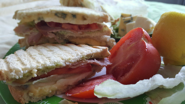 Club Sandwich mit Bacon und Käse