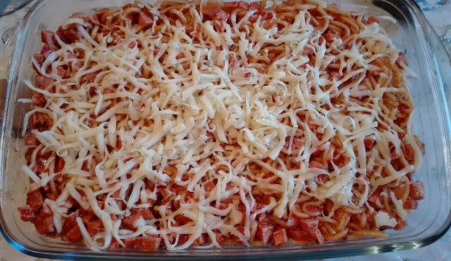 Spaghetti im Ofen mit vielen Gewürzen und Käse