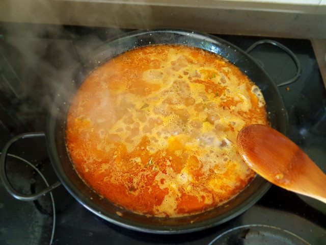 Paella mit Reis und Pilzen