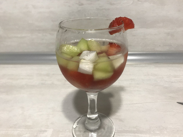 Weiße Sangria mit Erdbeeren, Melone und Honig