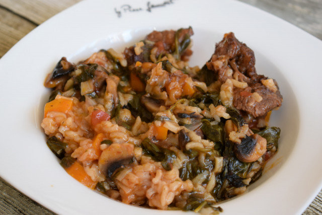 Rindfleisch mit Reis und Spinat im Ofen