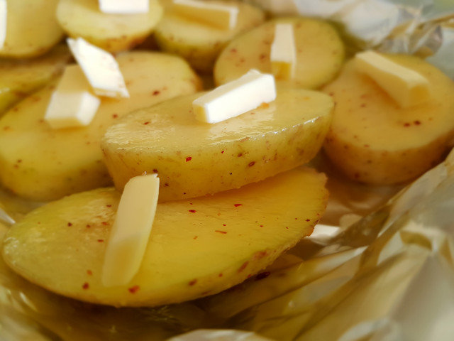 Gebackene frische Basilikumkartoffeln
