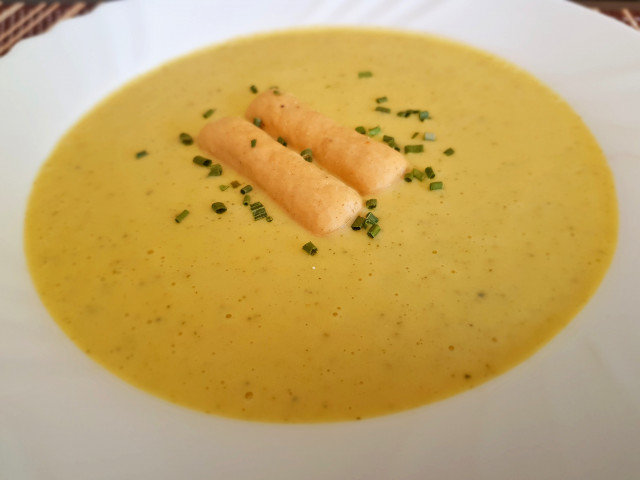 Zucchinicremesuppe mit Saurer Sahne und einen Hauch von Zitrone