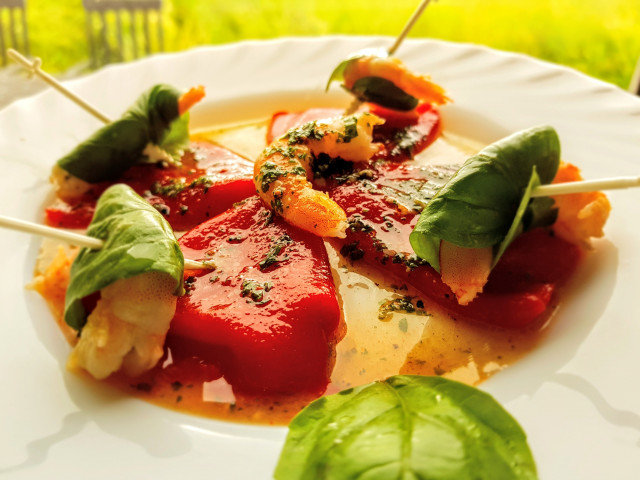 Salat mit Garnelen und gerösteter Paprika