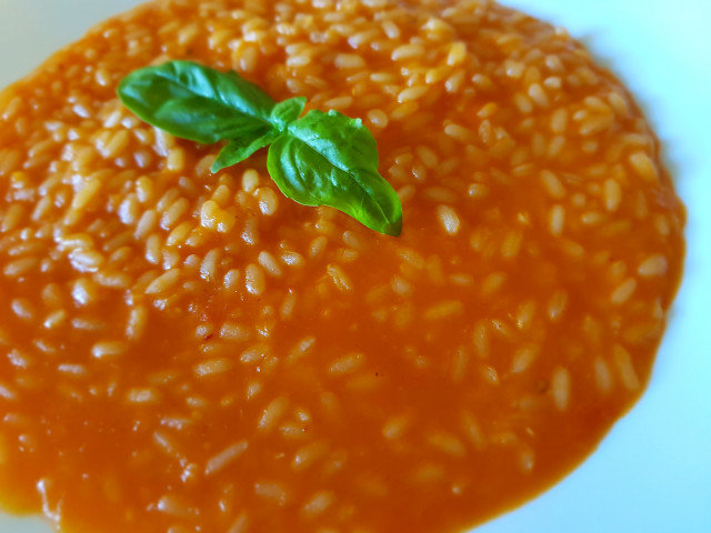Einfacher und schneller Reis mit Tomaten