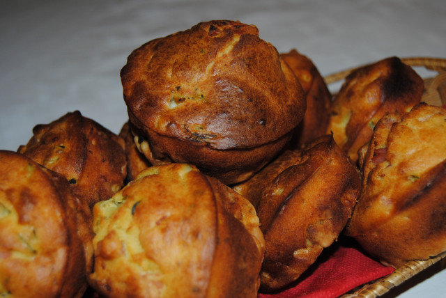 Herzhafte Muffins mit Ei und Speck