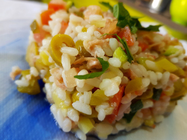 Salat mit Reis und Thunfisch